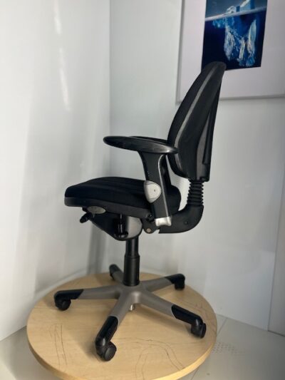 RH Logic 3 Juoda Biuro Kėdė Su 3D Porankiais, Švedija