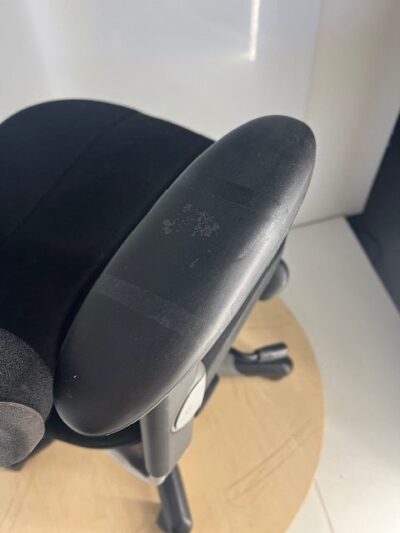 RH Logic 3 Juoda Biuro Kėdė Su 3D Porankiais, Švedija