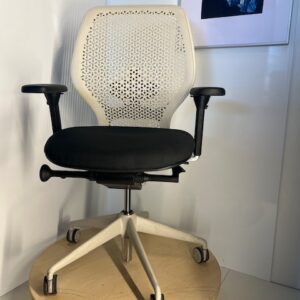 OrangeBox Ara Juoda| Balta Kėdė Su 4D Porankiais, Švedija